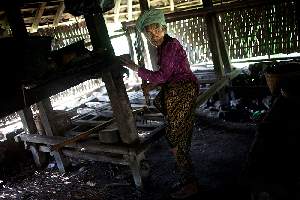 La mÃ¨re d'Igade Karta a 82 ans. Elle vit avec son fils et ses chiens.
Ils sont totalement isolÃ©s dans la montagne et n'ont aucun moyen de subsistance.â€¨A part le riz que les voisins leur apportent irrÃ©guliÃ¨rement.â€¨