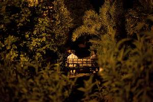 Marrakech, quartier de la Koutoubia, prÃ¨s de la Place Djema el Fna. Un touriste va Ã  la rencontre de jeunes hommes dans un parc. Un signe suffit pour se reconnaitre et engager une conversation.