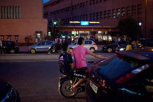 Dans le quartier Gueliz, à Marrakech, de jeunes garçons attendent  des clients. La plupart du temps, des touristes.
Ce quartier est très fréquenté et connu comme étant un haut lieu de la prostitution de mineurs. 

