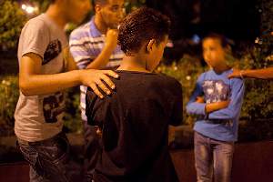 Quartier de Gueliz, lieu de la prostitution de mineurs.
Deux garÃ§ons de 9 et 10 ans, viennent se prostituer tous les soirs dans le quartier.
Ils parlent avec les bÃ©nÃ©voles de l'association.

