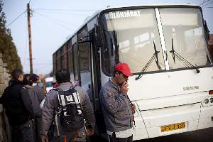 Chaque matin, les Roms sont emmenés sur les chantiers en bus.