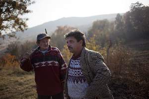 Rencontre entre Janos Farkas, chef de la communautÃ© Rom, dont la famille vit Ã  GyÃ¶ngyÃ¶spata depuis 600 ans et un habitant extrÃ©miste du village.