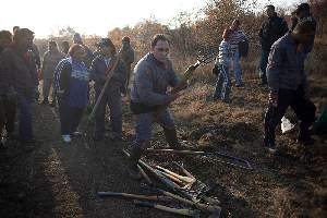 Dans le froid, le chef de groupe Rom rÃ©partit les outils.
Ce jour lÃ , il s'agit de dÃ©blayer un sentier...dÃ©jÃ  trÃ¨s propre.
