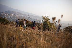 Une demi-heure de marche sur un sentier qui surplombe le village.