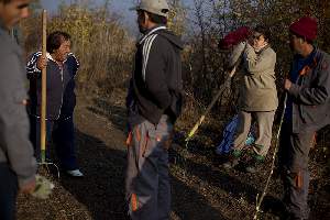 En rÃ©alitÃ©, on met les Roms Ã  l'Ã©cart du village, quitte Ã  les faire peu travailler.