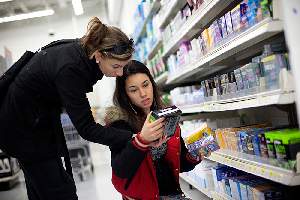 Sydney accompagne Caly au supermarchÃ© Wal Mart pour acheter des prÃ©servatifs et des produits d hygiÃ¨ne.