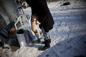 Les trois autres enfants de la famille sont gardÃ© par des amis. On rÃ©cupÃ¨re leurs jouets dans la caravane.