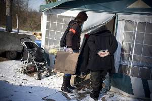 La mÃ¨re d'un nourrisson retrouvÃ© mort se rend avec les policiers dans la caravane oÃ¹ elle vit avec sa famille. 