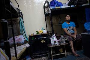 Camp Al Kharayej, Ã  la pÃ©riphÃ©rie de Doha. Un ouvrier nÃ©palais gravement blessÃ© par un camion sur un chantier est aujourd'hui dans l'incapacitÃ© de travailler. Sa compagnie refuse de l'indemniser.