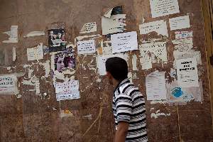 Dans le quartier Al Ghanim, les petites annonces immobilières fleurissent sur les murs, proposant des espaces à louer, pour y poser un matelas.