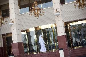 Dans le centre de Doha, les riches qataris passent leurs journÃ©es entre hÃ´tels de luxe, gigantesques centres commerciaux et voitures climatisÃ©es.