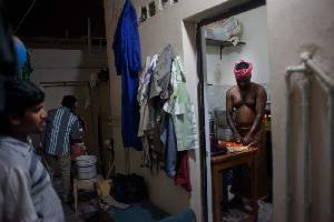 Camp Al Kharayej, à la périphérie de Doha. Un ouvrier fait la cuisine pour les autres habitants de sa chambre.