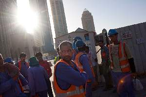 Dans le centre de Doha, quartier de la Corniche. Les ouvriers attendent d'entrer sur le chantier de construction sur lequel ils travailleront toute la journÃ©e.