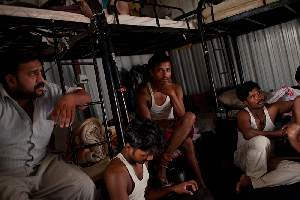Le Camp Al Wakra, au milieu du dÃ©sert.
Les ouvriers vivent Ã  8 ou 10 dans la mÃªme chambre.