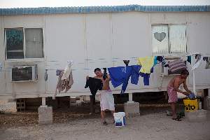 Camp Al Nakhla. Retour des ouvriers Ã  la tombÃ©e du jour, aprÃ¨s une journÃ©e de 10 Ã  14 heures de travail sur les chantiers de construction.
