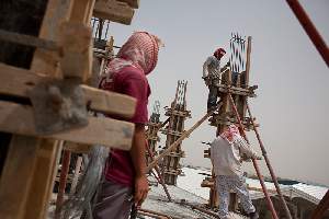 Engagés sous le système de la Kafala, les ouvriers doivent obtenir l'aval d'un kalfi (garant local) pour venir travailler au Qatar.