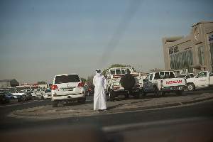 Industrial Area, Ã  la pÃ©riphÃ©rie de Doha. Ouvriers et vendeurs de voitures de luxes pour riches qataris se cÃ´toient dans ce quartier.