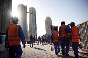 Centre de Doha, quartier de la Corniche. Les ouvriers travaillent sur les chantiers 10 et 14 heures par jours pour 800 à 1500 riyals (150 à 350 euros) par mois.