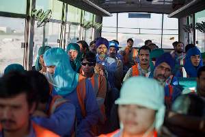 Les compagnies de construction affrÃ¨tent des bus vers les chantiers du centre de Doha.