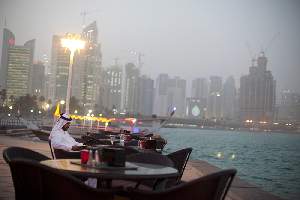 Derrière la carte postale et le skyline du quartier de La Corniche, Doha se révèle être un enfer pour les migrants, une prison à ciel ouvert.