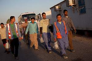 Camp Al Nakhla. Les ouvriers rejoignent les bus qui les emmÃ¨nent dans les chantiers sur lesquels ils travailleront toute la journÃ©e, au centre de Doha.