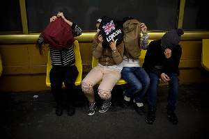 Les filles ne parlent pas. Ni d'elles, ni de leurs habitudes, ni de leur quotidien en dehors du métro.
Le silence est une arme fondamentale de ce réseau.