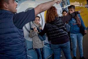 Les jeunes filles prises en flagrant dÃ©lit n'ont pas eu le temps de voler leur victime. 