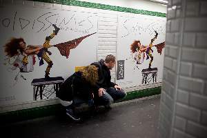 Des heures de planque et de course à travers les couloirs du métro rythment le quotidien de Mickael et Sadia, policiers de la BAC métro.