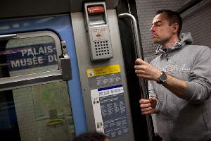 Chaque planque est une Ã©preuve physique et morale. A chaque instant, les policiers sont aux aguets, Ã  la recherche d'indices et de comportements inhabituels dans le mÃ©tro.