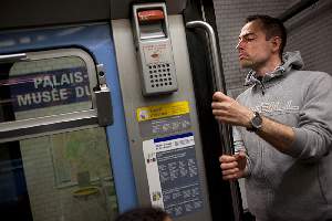 Chaque planque est une épreuve physique et morale. A chaque instant, les policiers sont aux aguets, à la recherche d'indices et de comportements inhabituels dans le métro.