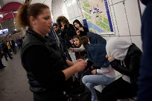 Les jeunes filles agissent en groupe, sur les lignes de mÃ©tro empruntÃ©es par les touristes. Elles se collent Ã  eux. Elles ont du flair. Se trompent rarement de victime.