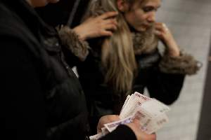 Cette fois-ci, Sadia dÃ©couvre sur l'une d'elles une liasse de pesos. Plusieurs milliers d'euros.