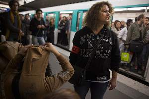 Toute la journÃ©e, la course se poursuit de rame de mÃ©tro en couloirs de correspondance. Les groupes de voleuses sont toujours les mÃªmes.
