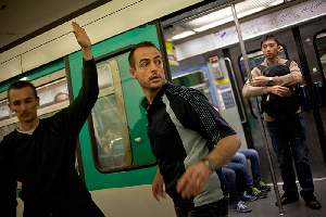 ImmÃ©diatement aprÃ¨s le vol, l'Ã©quipe de policier fait arrÃªter la rame de mÃ©tro pour retrouver la victime, 