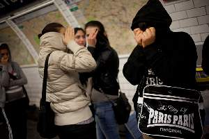 Si la police trouve l'argent sur elles, elles sont emmenÃ©es en garde Ã  vue. Parfois, la liasse de billets est dÃ©jÃ  passÃ©e de mains en mains pour sortir du mÃ©tro.