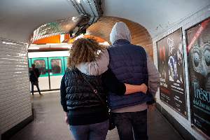 Mickael et Sadia en planque dans le mÃ©tro, jouent le couple d'amoureux pour tenter de surprendre les voleuses en flagrant dÃ©lit.