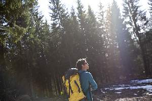 Un « petit » éboulement (100 m3, soit 8 camions semi-remorque pleins) s’est produit dans le Massif de la Chartreuse, Julien part observer la falaise, analyser les fragilités de la roche et faire une étude pour sécuriser le terrain.