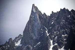 Lâ€™effondrement spectaculaire des Drus (plus de 260 000 m3) est liÃ© au rÃ©chauffement climatique. Il illustre la fragilitÃ© des plus hauts sommets et la dÃ©gradation du permafrost.