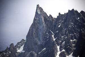 L’effondrement spectaculaire des Drus (plus de 260 000 m3) est lié au réchauffement climatique. Il illustre la fragilité des plus hauts sommets et la dégradation du permafrost.