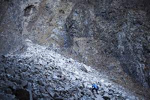 Julien vient prendre la mesure dâ€™un Ã©boulement de 300 m3 (cela reprÃ©sente 25 camions-semi-remorque pleins), Ã  la Rampe des CommÃ¨res, dans lâ€™Oisans. 
Lâ€™Ã©boulement sâ€™est ajoutÃ© Ã  dâ€™autres, plus anciens ce qui, finalement, produit un immense pierrier de gros blocs de pierre instables.
