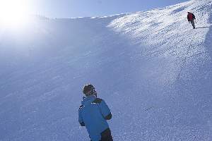 Les deux gÃ©ologues mesurent le glacier.