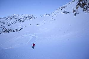 Héloîse finit sa journée de travail, au milieu du glacier. Elle porte l’ordinateur qui contient toutes les données prises depuis le matin et une antenne GPS.