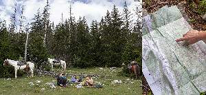 Un groupe de cavalières traverse les Hauts Plateaux du Vercors et se repose sur la Plaine de Darbounouse.