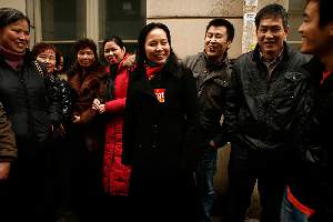 Feng Yang, 35 ans est originaire du Guangdong et est arrivÃ©e en France en 2000. En Chine, elle Ã©tait professeur. En France, elle a travaille dans des ateliers de confection, sans papiers. Aujourd'hui, elle mÃ¨ne le mouvement des sans papiers chinois.