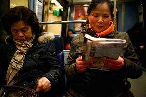 Guo Lian Zhou est arrivÃ©e de Shanghai en mai 2000. Elle a laisse sa fille en Chine et vit aujourd'hui dans un logement en banlieue. Elle travaille chez elle et coud des vÃªtements  pour de grandes marques franÃ§aises, par l'intermÃ©diaire d'un patron chinois propriÃ©taire d'un grand atelier de confection. Elle est payÃ©e entre 1,50 et 3 euros la piÃ¨ce.